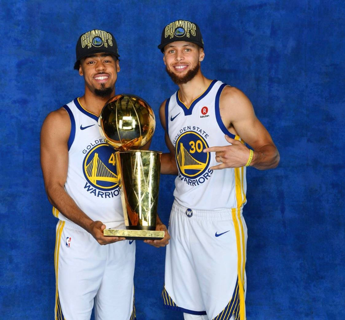 亨利：巴萨防线太差；阿森纳不丢球而拜仁总是进球（亨利：巴萨后防堪忧；阿森纳屡屡零封，拜仁频频破门）