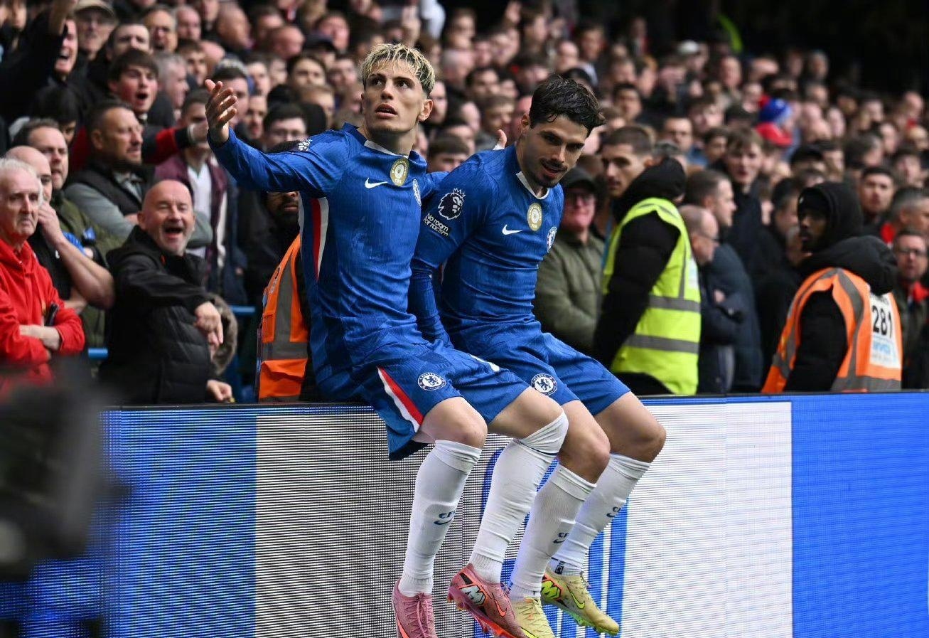 本菲卡旧将路易松晒照说在学习，照片显示他问AI足球总监职责（本菲卡名宿路易松晒学习照：向AI请教足球总监的职责）