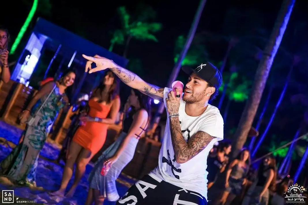 迪乌夫：齐沃经常和我交流帮我提高，高兴自己的机会越来越多（迪乌夫：齐沃常与我沟通助我进步，很高兴自己的出场机会越来越多）