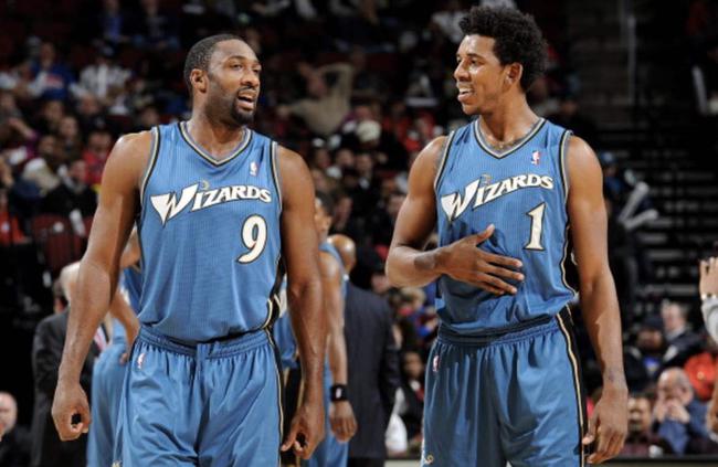 不多见！黄蜂猛龙比赛因灯光失控中断 球员在场上聊天（罕见！黄蜂vs猛龙因灯光故障比赛中断，球员场上闲聊）