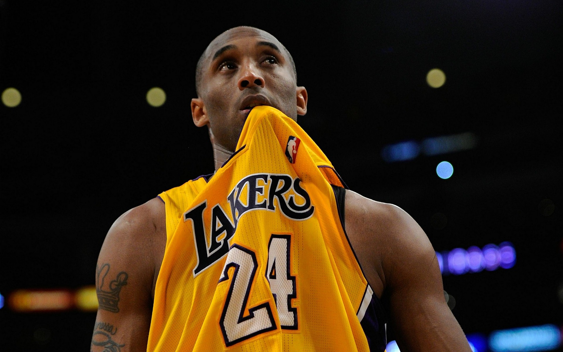 边锋突破一条龙，全场沸腾（边锋连过数人破门，观众欢声雷动）