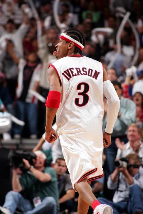 双塔连线！沈梓捷突破吸引克里斯扑防妙传邹雨宸暴扣（双塔联动：沈梓捷突破牵制克里斯，妙传邹雨宸强势暴扣）