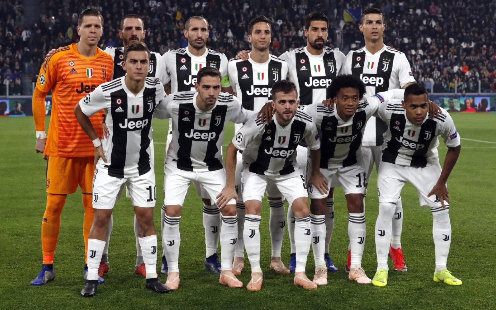 沙漠之鹰！贝林厄姆社媒晒沙特度假之行与雄鹰合影（贝林厄姆沙特度假：社媒晒与雄鹰同框，尽享沙漠风情）