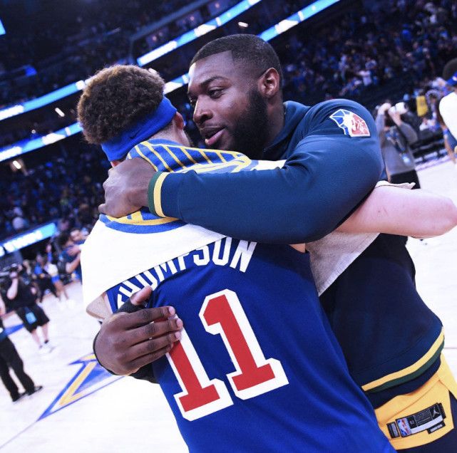 球迷在训练基地拉横幅支持阿隆索：我们爱你，冠军，振作起来（训练基地球迷举横幅力挺阿隆索：冠军，我们爱你，加油！）