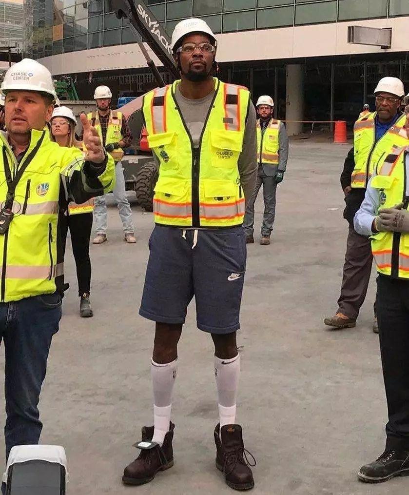 湖人圣诞大战首发公布：东契奇领衔对阵火箭（湖人圣诞大战首发揭晓：东契奇领衔迎战火箭）