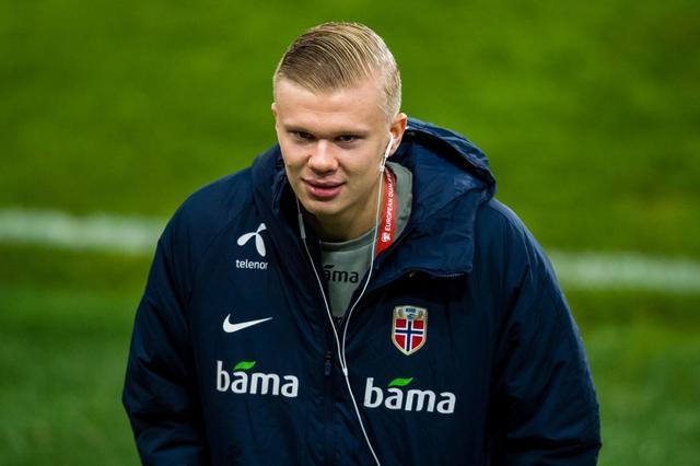 米体：米兰双雄均有意铃木彩艳，帕尔马要价2000万欧（米体：米兰城双雄争夺铃木彩艳，帕尔马标价2000万欧元）