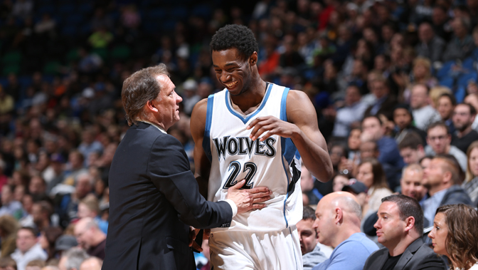 熟悉的主场与球员！独行侠克莱汤普森对波杰犯规 随后命中接球三分（熟悉主场再遇旧识，独行侠克莱·汤普森对波杰犯规后投中接球三分）