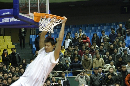 NBA交易市场动态：快船完成外援签约（NBA交易市场新动向：快船官宣外援加盟）