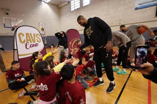 詹姆斯：里夫斯可能有点累而东契奇历经长途跋涉，我状态很好（詹姆斯：里夫斯略显疲态，东契奇舟车劳顿，我状态正佳）