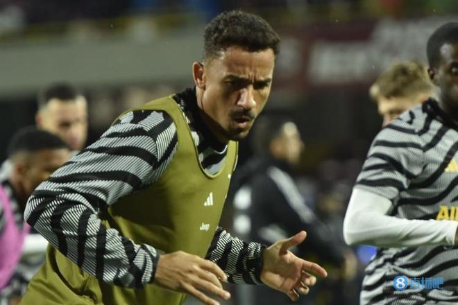 世体：施洛特贝克仍犹豫与多特续约，皇马与巴萨将争夺他（世体：施洛特贝克续约多特仍存疑，皇马巴萨或掀争夺战）