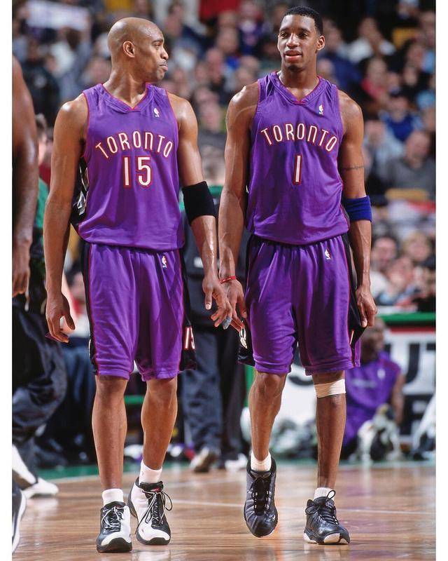 斯玛特退防失误，朱利安·尚帕尼抓住机会（斯玛特回防出现疏漏，朱利安·尚帕尼趁机得手）